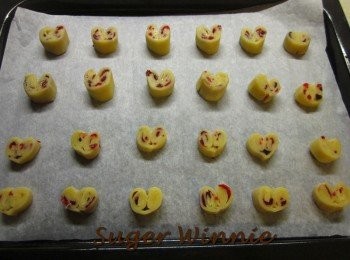 step5: 將切好的酥皮平均排列在烤盤上