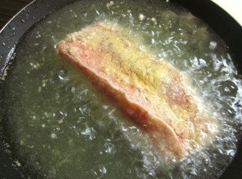 step6: 以160度油炸紅糟肉約10分鐘,炸時不要立刻翻動,皮才不會剝落