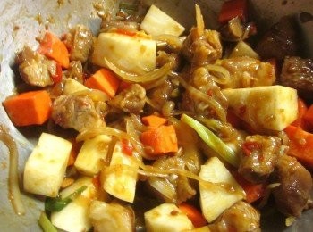 step5: 加入2.肉塊及紅.白蘿蔔