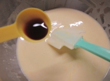 step3: 加入低筋麵粉和泡打粉.小蘇打粉,再加入水180cc及榖盛壽喜燒拌勻