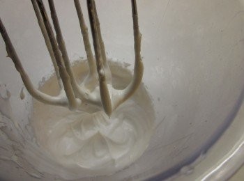 step8: 鮮奶油100cc加1小匙奶茶包打發