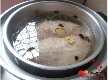 step3: 將<span class="group_2">香料</span>與牛腱放入鍋中加水至8分滿,放電鍋用2杯水煮好後悶1小時取出