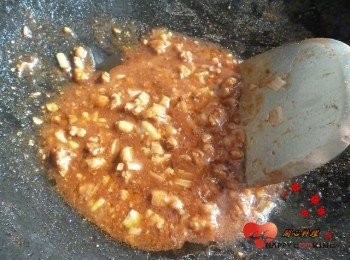 step5: 與做好的<span class="group_2">辣醬</span>拌炒均勻