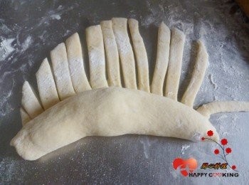 step7: 捲製2/3處,尾端切成條狀(要分開比好看)