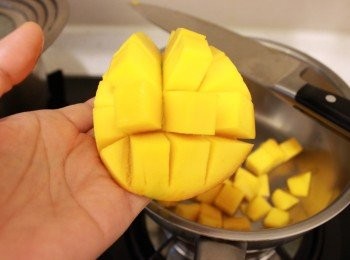 step2: 芒果取粒。