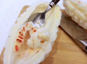step1: 準備：梅乾菜泡水半小時，多用水洗幾次，免得有沙。苦瓜對剖，用湯匙挖除籽及白色內膜，切塊備用。