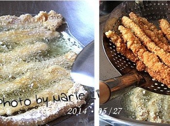 step5: 起油鍋，先以大火將鍋子的水份燒乾
再倒入適量的沙拉油
待油熱之後才將裹上粉的魚條
一條條的擺放進去，用中火油炸

炸至金黃酥脆即可撈起，瀝乾油