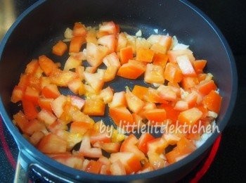 step1: 下油炒香紅蔥頭和番茄粒