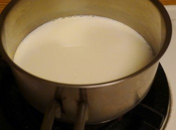 step2: 鮮奶與動物性鮮奶油以小火煮到稍微溫溫的即可