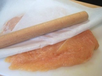 step4: 覆蓋一層烘焙紙或保鮮膜，以肉鎚、桿麵棍或酒瓶將肉敲薄至厚度約1/4吋，以鹽及胡椒調味