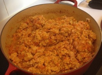 step2: 用橄欖油炒香已經挍碎的蔬菜，之後加入已挍碎的豬扒。