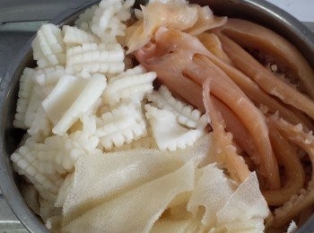 step2: 燒熱一鍋水，加入薑片及酒將主材料煮熟。