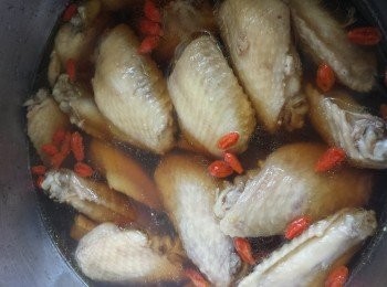 step5: 再將<a href="https://bit.ly/3zHU5V3" target="_blank" data-keyword="雞翼" class="guide-link"><strong>雞翼</strong></a> <span style="display:inline-block;vertical-align:middle;margin-top:-3px;color:initial;border-radius:3px;padding:2px 3px;font-size:12px;line-height:14px;background:#87d300;color:#fff;">即買</span> 及杞子放煲中，煮5分鐘後即關火，蓋上蓋子浸焗<a href="https://bit.ly/3zHU5V3" target="_blank" data-keyword="雞翼" class="guide-link"><strong>雞翼</strong></a> <span style="display:inline-block;vertical-align:middle;margin-top:-3px;color:initial;border-radius:3px;padding:2px 3px;font-size:12px;line-height:14px;background:#87d300;color:#fff;">即買</span> 至放涼。