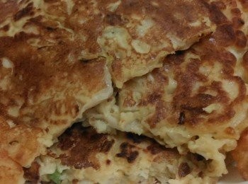 step2: 平鍋開小火，放一點沙拉油再將拌好的麵糊放入在平鍋上，煮到金黃色後可以上桌囉！