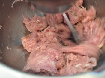 step4: 然後再加入蛋白拌勻後，加入粟粉/玉米粉和麵粉繼續攪拌均勻，最後加水攪拌約 2分鐘至產生黏性。（這裡用了攪拌機幫助攪拌，沒有攪拌機也沒問題，用筷子順一方向出力拌勻就可以。）