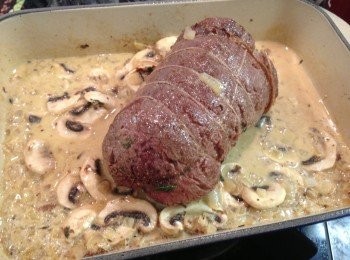 step9: 接著將煎過的牛柳放入，用烤夾翻動一下牛柳，使湯汁略沾在牛柳的表面。