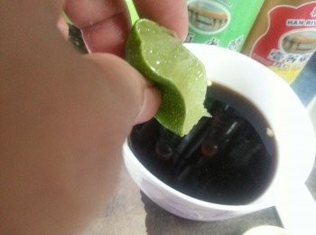 step9: 6湯匙砂糖放入3湯匙白醋及4湯匙熱水內攪溶，加入5湯匙魚露、半茶匙鹽、1個青檸汁,亦可以隨個人喜好調校酸、辣、甜度