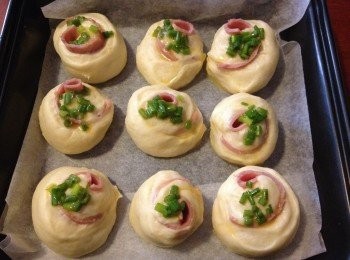 step8: 預熱焗爐180度，蔥段切粒，加入蛋液攪勻，放在麵團上