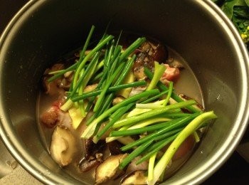 step3: 依次序放上雞脾，冬菇，薑，蔥段