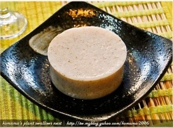 step2: 用小湯匙輕壓一下黑木耳鮮奶凍的容器邊緣，使其順利從包裝容器中滑脫至碗盤上。