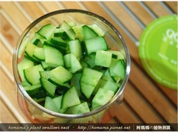 step7: 緊接著再放入長寬約1公分大小的小黃瓜塊。