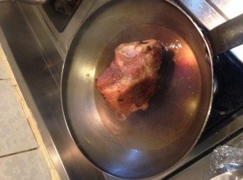 step6: 熱鍋將作法4的豬腳煎至表面微焦。