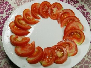 step4: 蕃茄切片擺盤將材料與調味料拌在一起，就可上桌