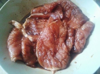 step1: 先用刀背或鬆肉鎚拍鬆豬排，再用醃料（鹽，糖，粟粉及醬油/生抽）醃30分鐘