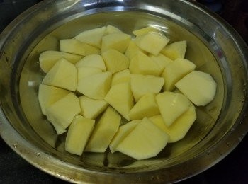 step1: 薯仔，清洗去皮後，用清水浸泡