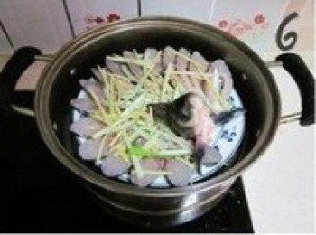 step6: 將魚放蒸鍋中，上汽後大火蒸5-7分鐘，之後關火不開蓋，再燜2分鐘（虛蒸）