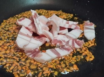 step3: 少許油炒紅蘿蔔.再加入五花肉片拌炒