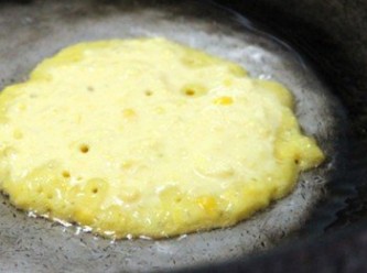 step5: 平底鍋倒少少油加熱，用湯匙取麵糊倒入鍋中用湯匙背畫圓塑形，小火將兩面煎成金黃色即完成。