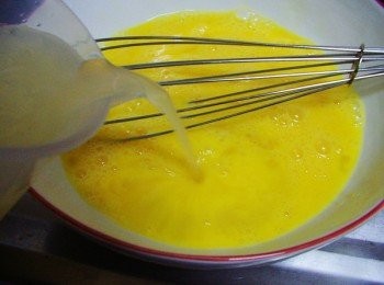 step3: 3.接著加入雞高湯ˊ以順時鐘方式拌勻ˊ (避免產生過多氣泡)