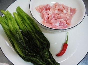 step1: 1.先準備好所需<span class="group_1">材料</span>
雪菜切細碎擰乾多餘水份ˊ辣椒洗淨切小圈備用