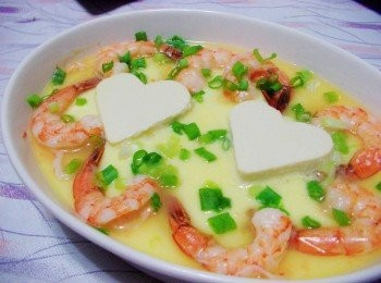 step10: 如果保鮮模覺得不放心ˊ可用適合鍋蓋取代ˊ 蒸鍋蓋留點縫隙ˊ或擺根筷子都能讓蒸蛋更完美漂亮ˊ 分段蒸蛋及擺入配料可以防止配料沉底ˊ 喜歡的ˊ試試看哦~