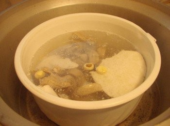 step5: 然後將完成的小腸四神鍋擺入ˊ蓋上鍋蓋ˊ按下開關 當電源彈起就即可