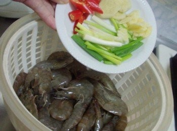 step1: 先準備好所需<span class="group_1">材料</span>ˊ蝦子去鬚ˊ開背去腸泥ˊ其他配料切成適當大小