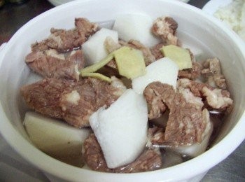 step2: 2.準備一湯鍋將所有準備好<span class="group_1">材料</span>擺入ˊ並添入酌量的水