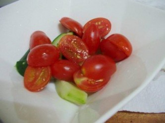step5: 5.聖女小蕃茄對半切ˊ小黃瓜切小段