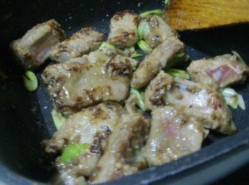 step3: 接著加入醃漬入味的豬小排拌炒至雙面焦香金黃