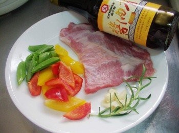 step2: 準備好所需<span class="group_1">材料</span>ˊ松阪豬排沖洗乾淨ˊ用紙巾確實擦乾水份ˊ 紅椒ˊ黃椒ˊ切小塊ˊ甜豆去除兩邊粗纖維ˊ對切ˊ蒜頭切片備用