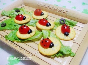 step5: 吃時搭配上生菜一起吃ˊ酸甜可口ˊ 美味又充滿趣味。 配上清爽花草茶ˊ滋味超迷人喔。 這是歐巴桑德國好友分享的趣味小點心ˊ 現在也和大家分享ˊ趕緊試試喔^^