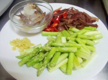 step1: 先準備好所需<span class="group_1">材料</span>ˊ白蝦除腸泥ˊ薑切細末ˊ 蘆筍去除粗纖維和木耳切小段ˊ辣椒切片備用