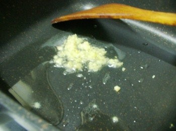 step2: 熱鍋加入油2大匙ˊ先炒香薑末