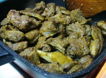 step4: 全部拌炒入味後ˊ嗆入紹興酒ˊ醬油ˊ冰糖再次拌勻