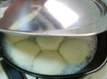 step5: 蓋上鍋蓋以中小火悶煎約6分鐘