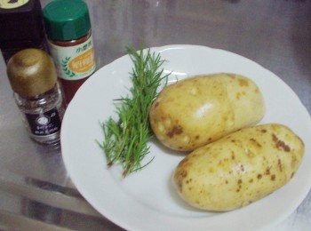 step1: 先準備好所需<span class="group_1">材料</span>ˊ馬鈴薯不去皮確實刷洗乾淨擦乾水份ˊ 迷迭香一樣洗淨擦乾備用