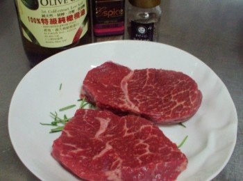 step1: 牛排雙面以<span class="group_2">牛排醃漬</span>均勻灑上ˊ並略為按摩入味備用 迷迭香處理:(洗淨擦乾水份ˊ逆著根莖部撥下葉子ˊ略為搓揉讓味道容易四釋放)