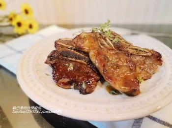 step10: 百理香葉逆著根莖撥下ˊ略搓揉隨意灑上ˊ 肉香口感酸甜清爽的柚香單骨牛小排就完成囉。