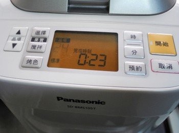 step5: 選擇品項24ˊ蛋糕製作ˊ開始攪拌ˊ 步驟4攪拌均勻後再加入已經過篩處理的低筋麵粉和泡打粉